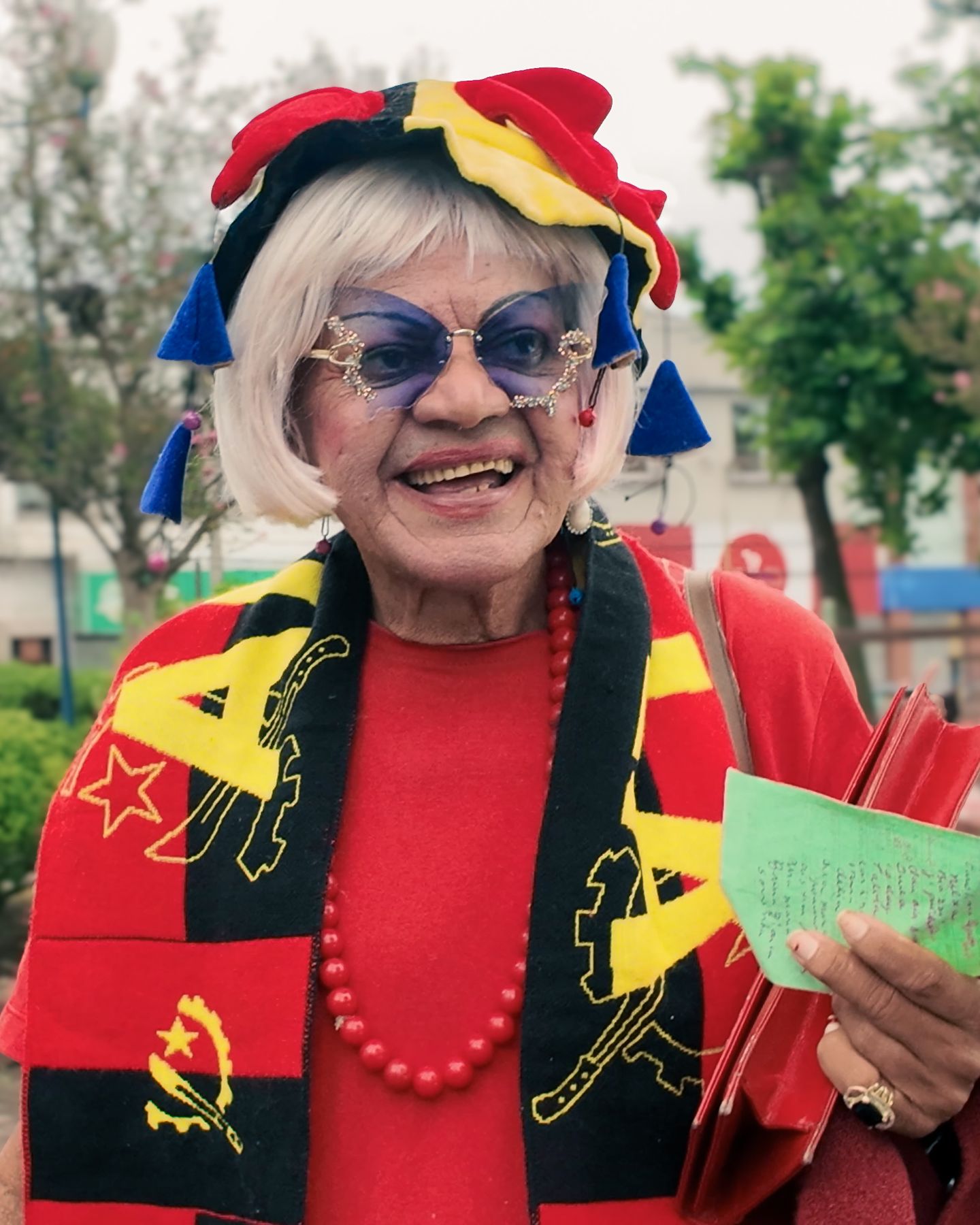 Gui-Gui smiling, holding a green handwritten note